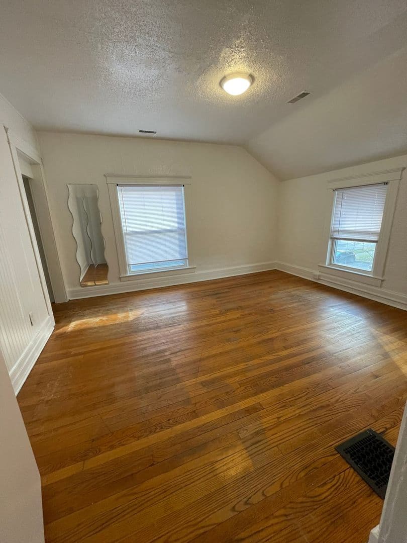 Ypsilanti Apartment: 211 Ballard