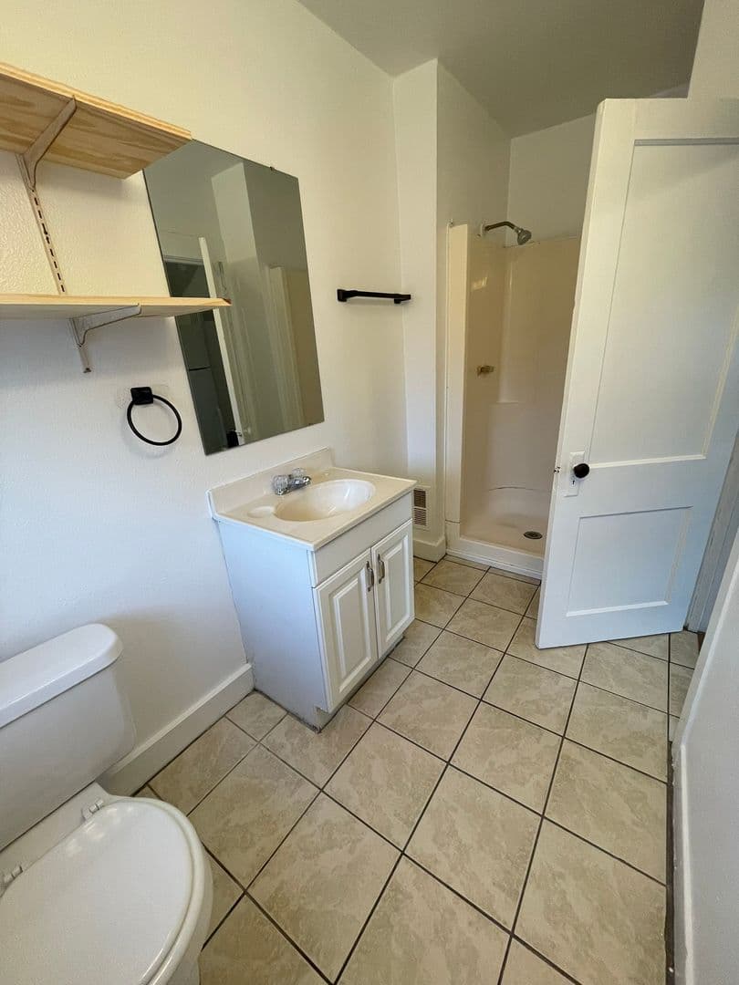 Ypsilanti Apartment: 211 Ballard