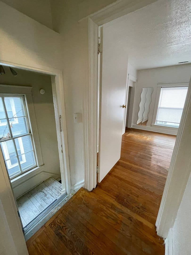 Ypsilanti Apartment: 211 Ballard