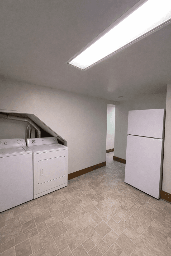 Ann Arbor Apartment: 203 E. Davis Ave.
