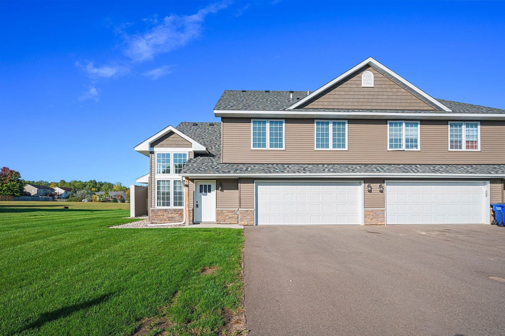 Somerset Townhome: 521 Meadow Lane