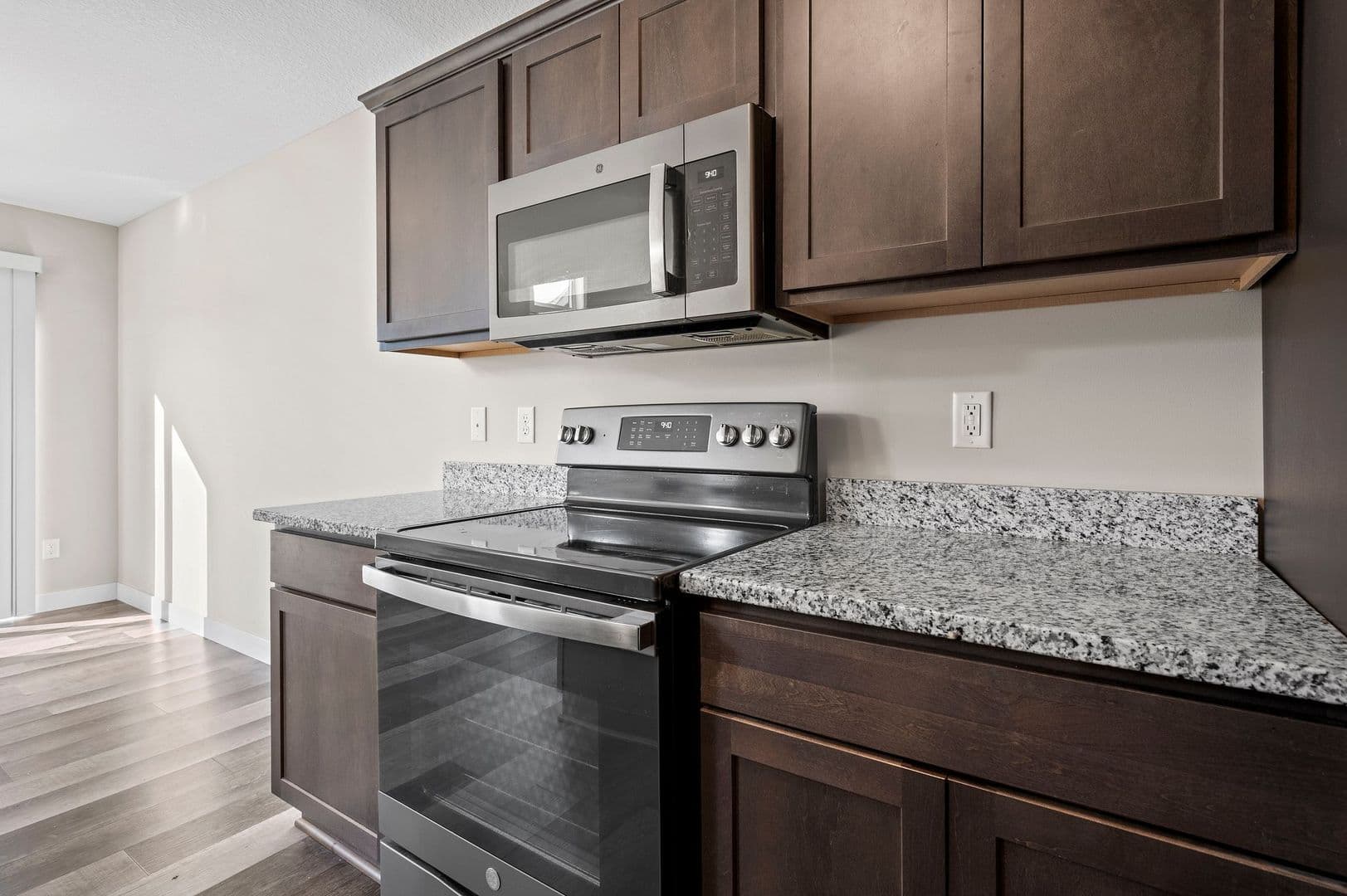 Somerset Townhome: 521 Meadow Lane
