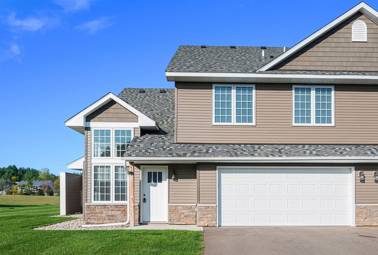 Somerset Townhome: 521 Meadow Lane