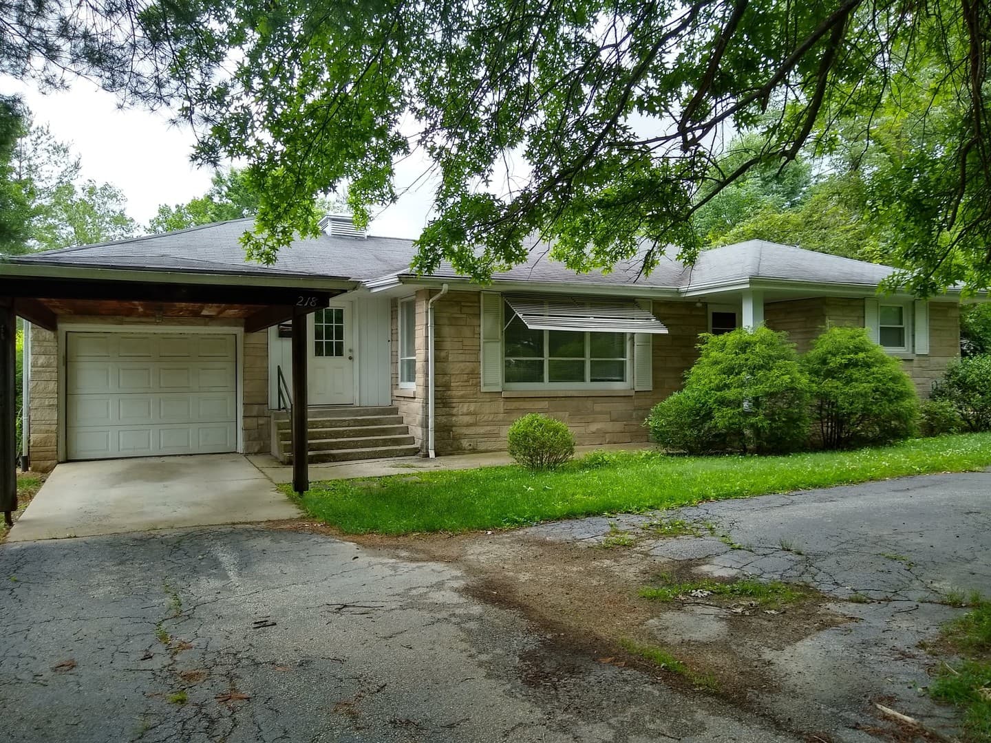 Bloomington Apartment: 218 Hillsdale Ct