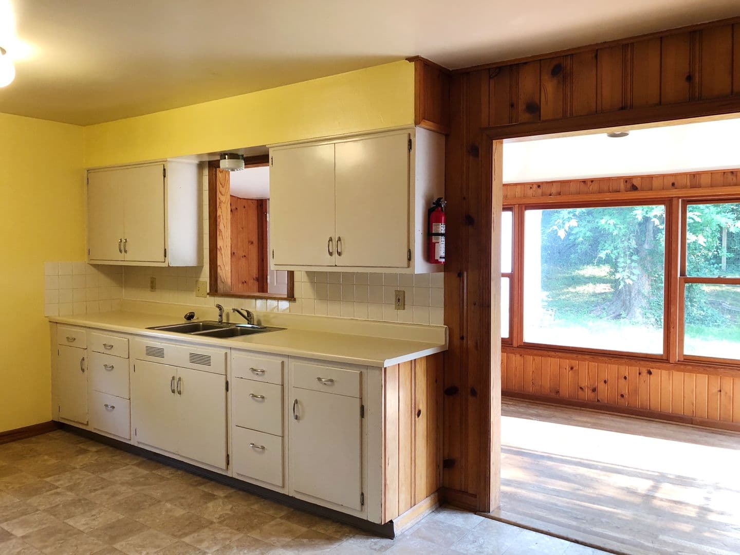 Bloomington Apartment: 417 E Hillside Dr