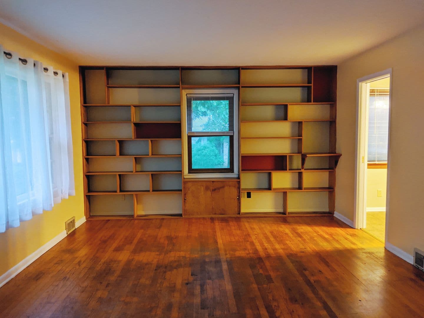 Bloomington Apartment: 214 S Hillsdale Ct