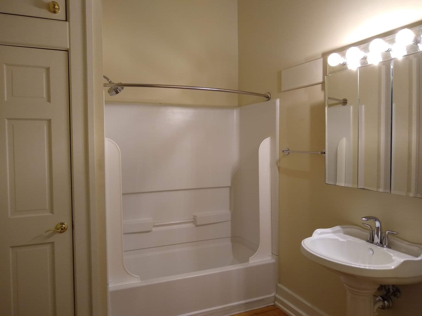 Bloomington Apartment: 112.5 W 6th St