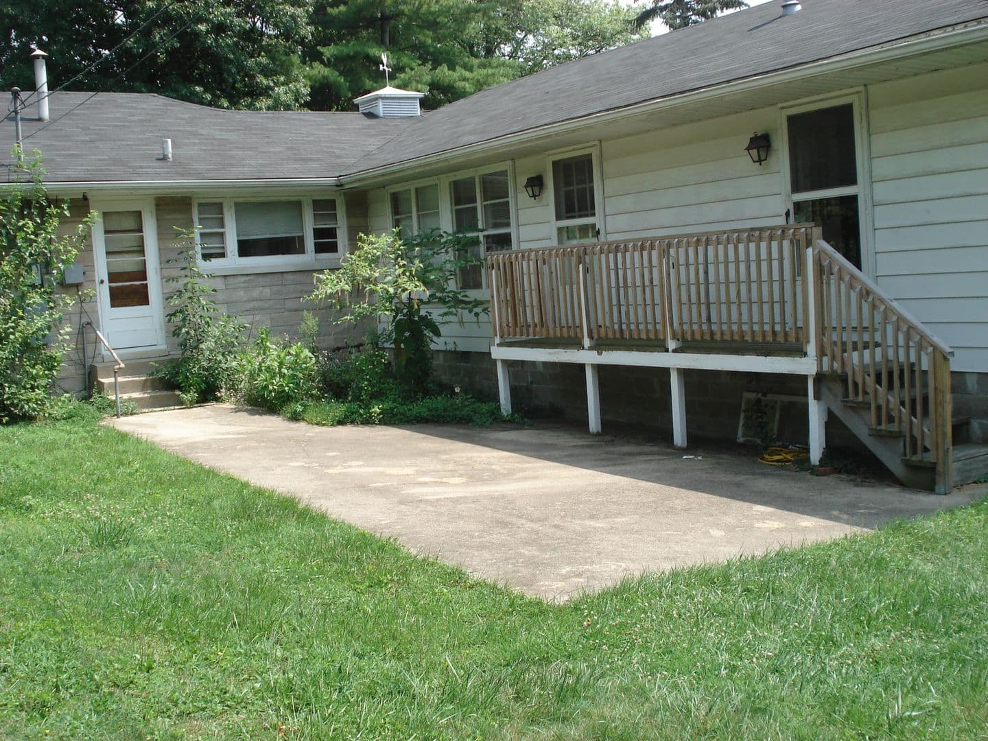 Bloomington Apartment: 218 Hillsdale Ct
