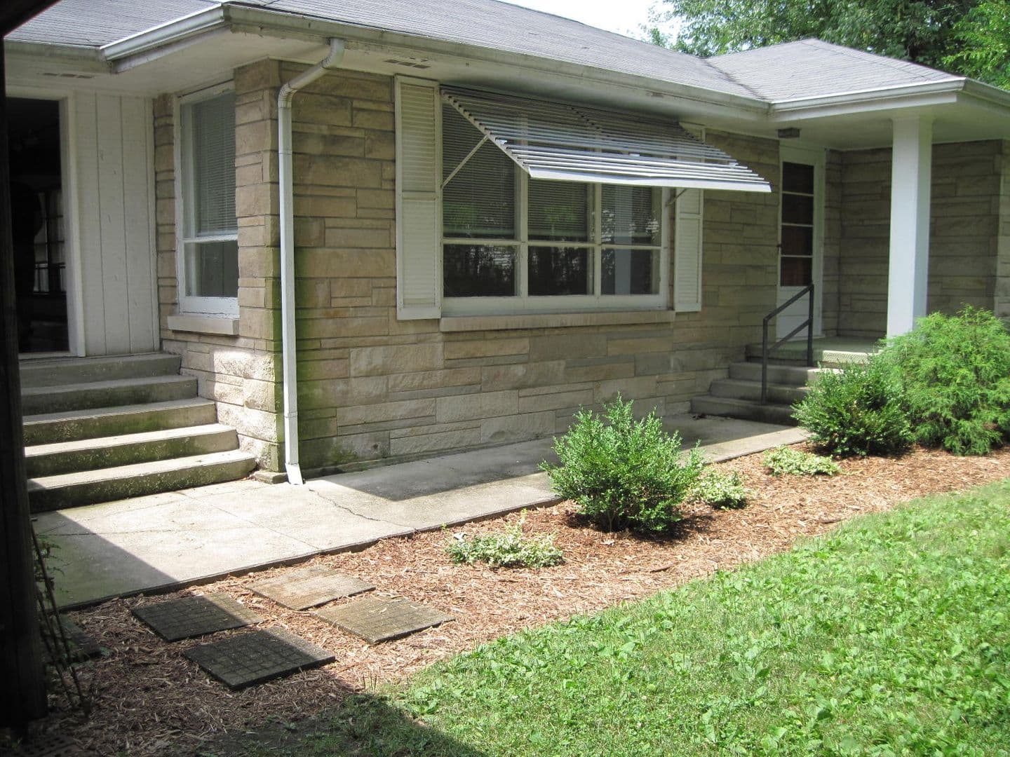 Bloomington Apartment: 218 Hillsdale Ct