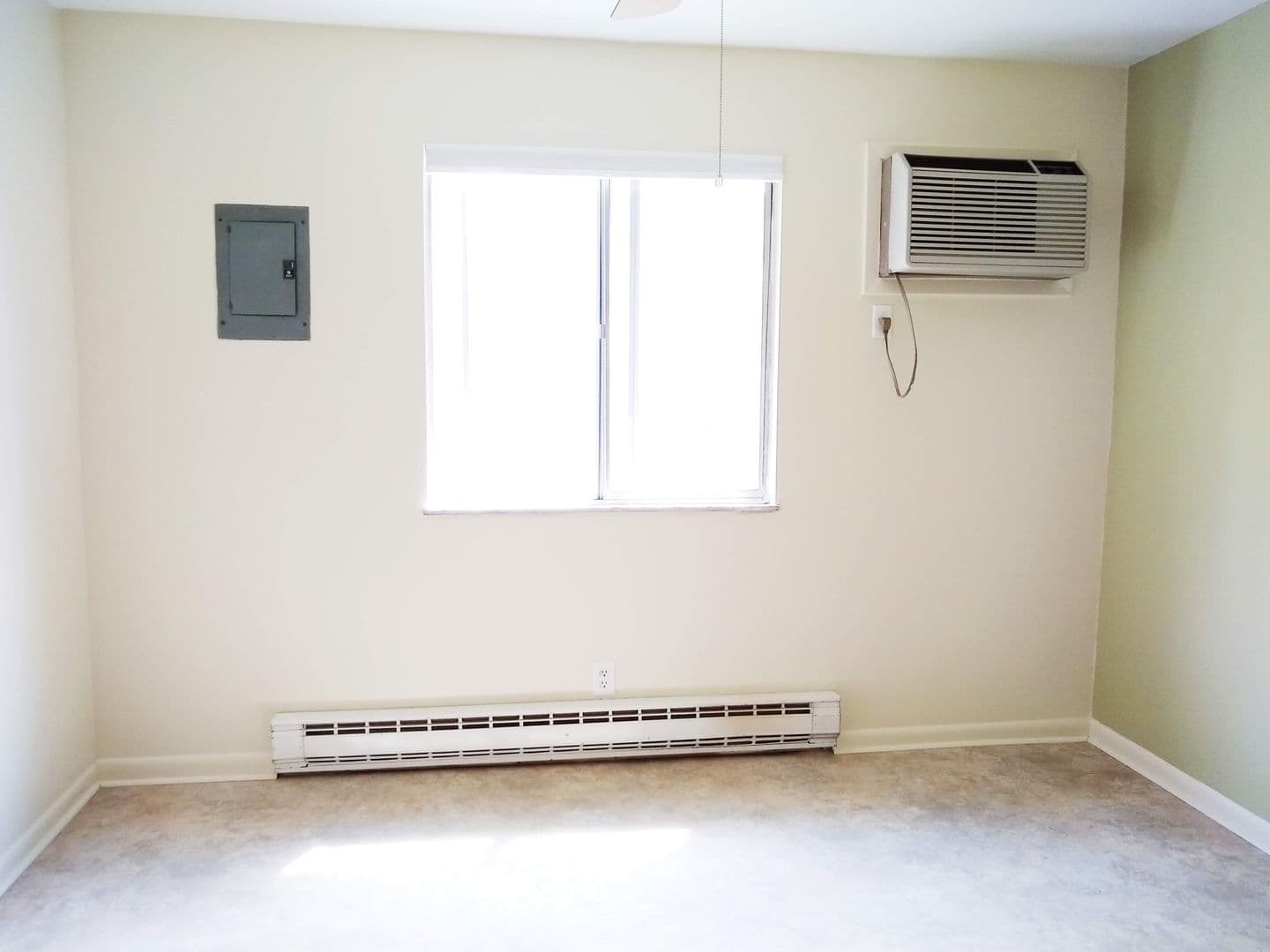 Bloomington Apartment: 615 W 15th St