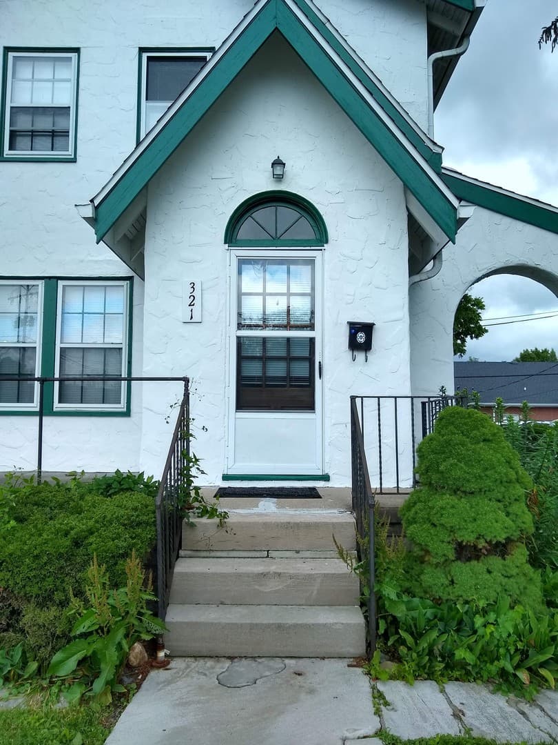 Bloomington Apartment: 321 S Eagleson Ave
