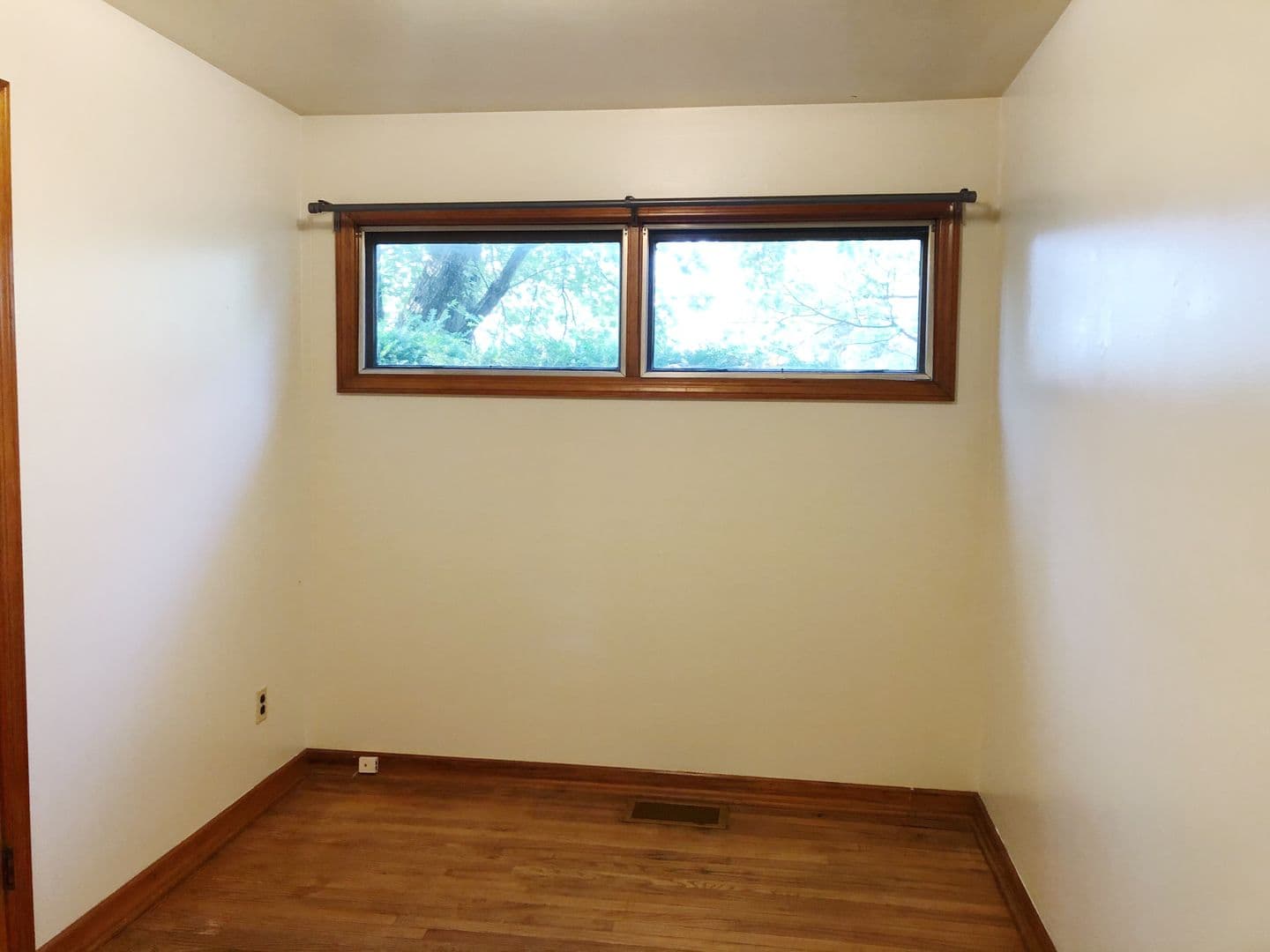 Bloomington Apartment: 417 E Hillside Dr