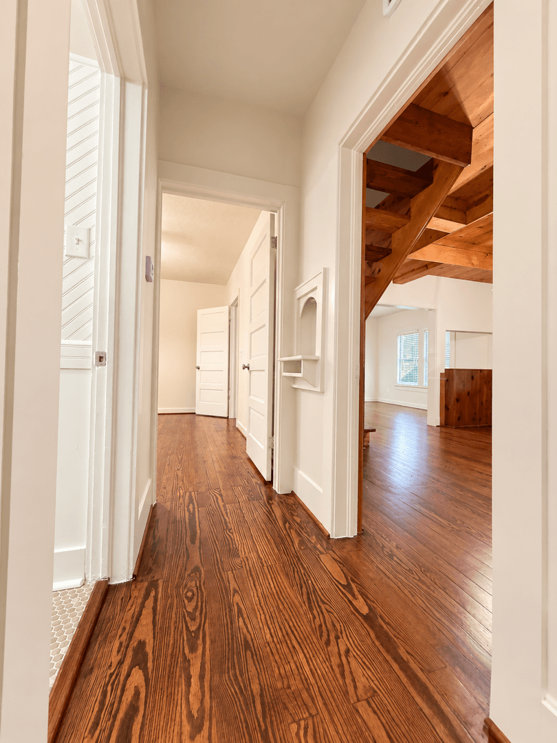 Angleton Apartment: 317 E Locust