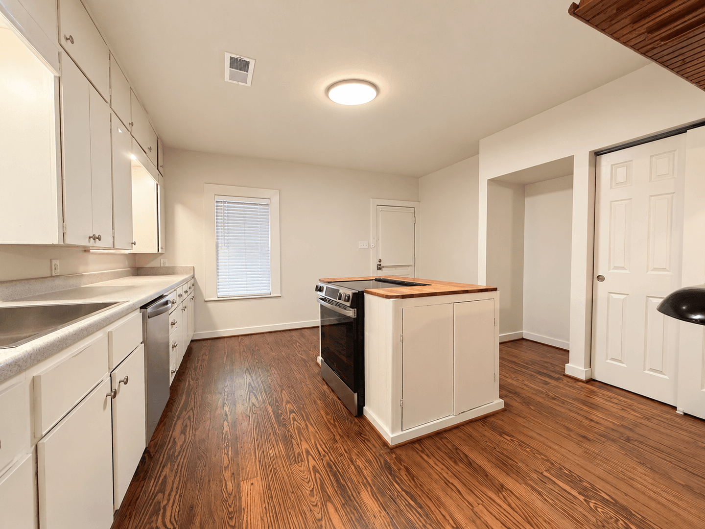 Angleton Apartment: 317 E Locust
