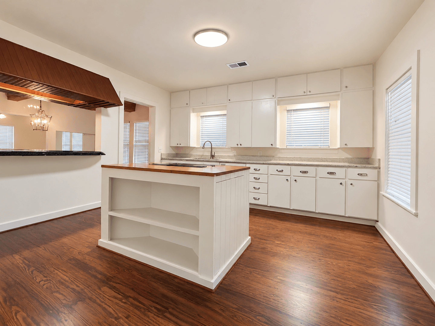 Angleton Apartment: 317 E Locust