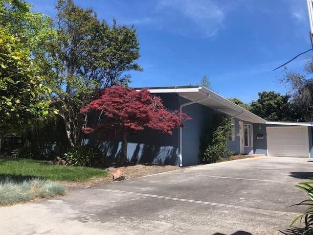 Mountain View House: 2306 Jane Lane