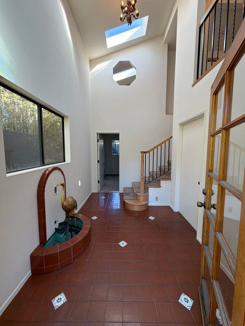 Santa Barbara House: 227 Jesmary Ln