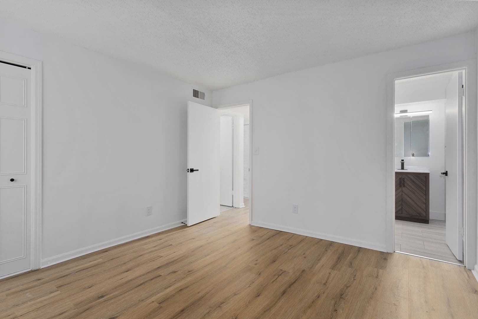 Shawnee Apartment: 10405 W 70th Terrace