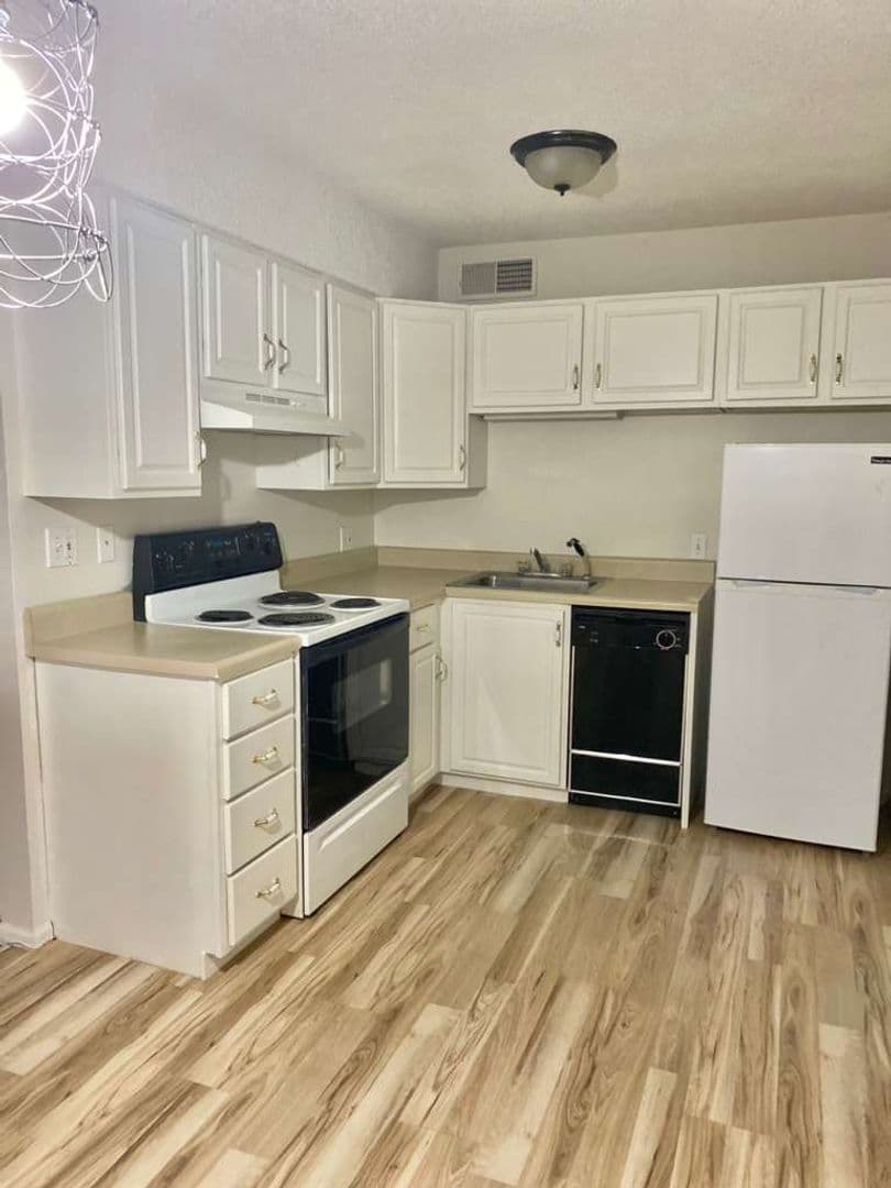 Saint Joseph Apartment: 2811 Pembroke Lane C25