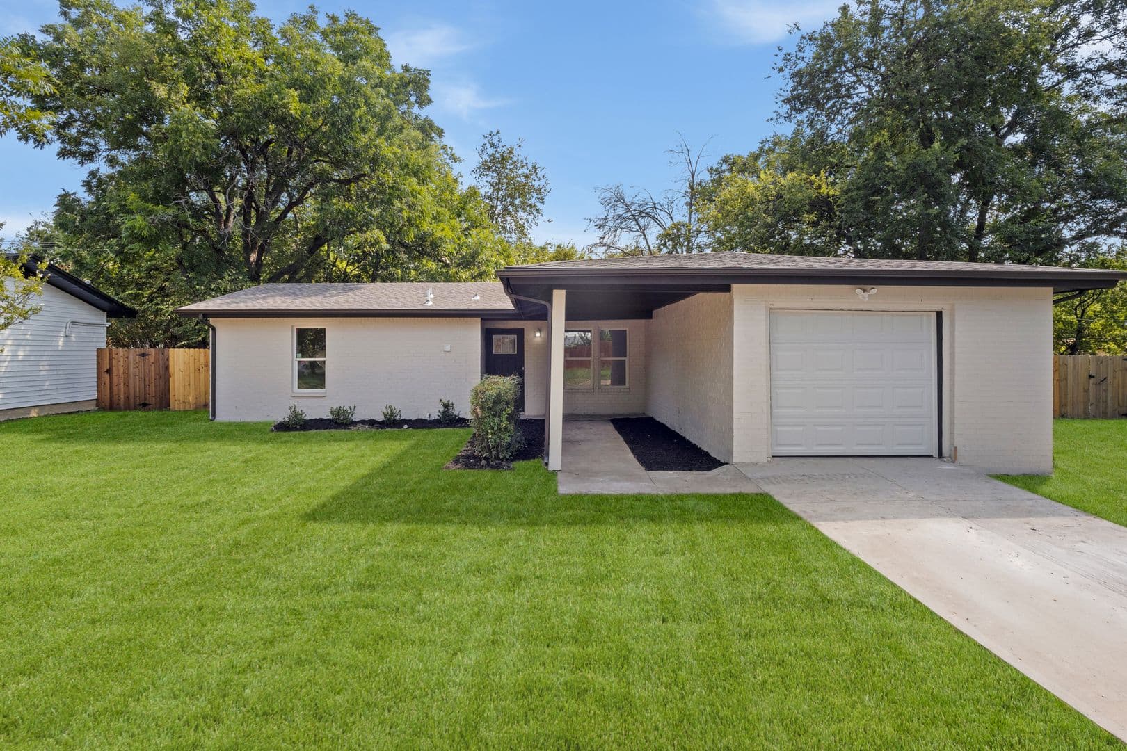 Arlington House: 2818 Holiday Dr