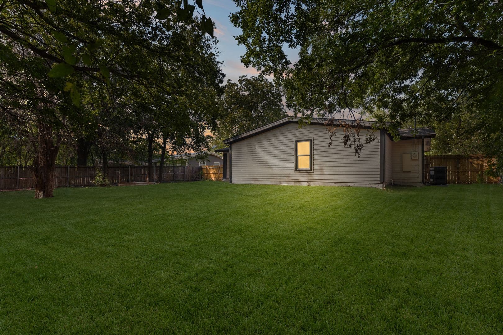 Arlington House: 2818 Holiday Dr