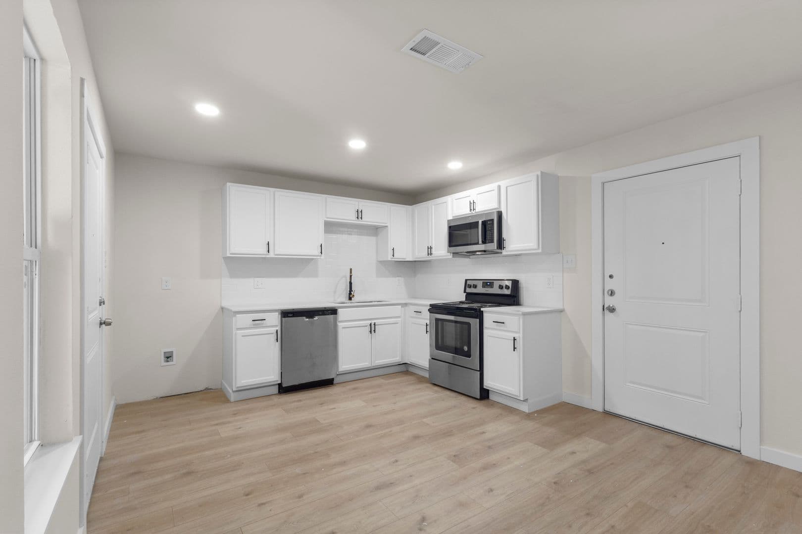 Arlington House: 2818 Holiday Dr