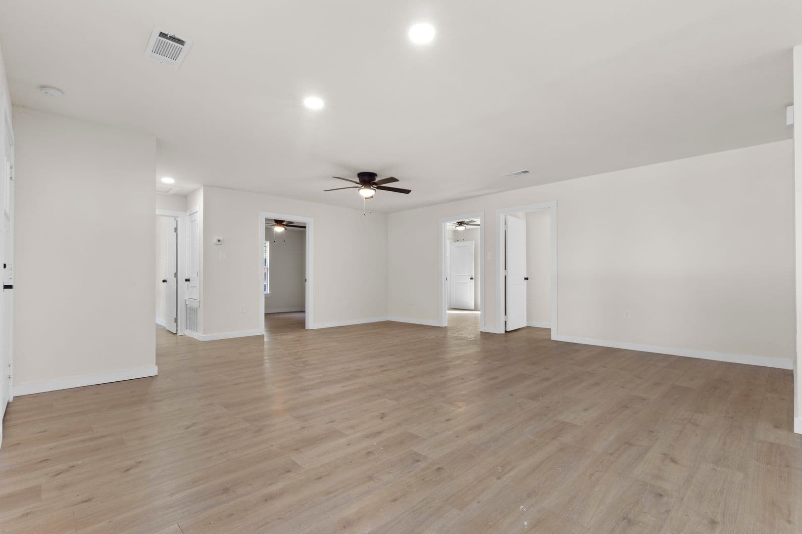 Arlington House: 2818 Holiday Dr