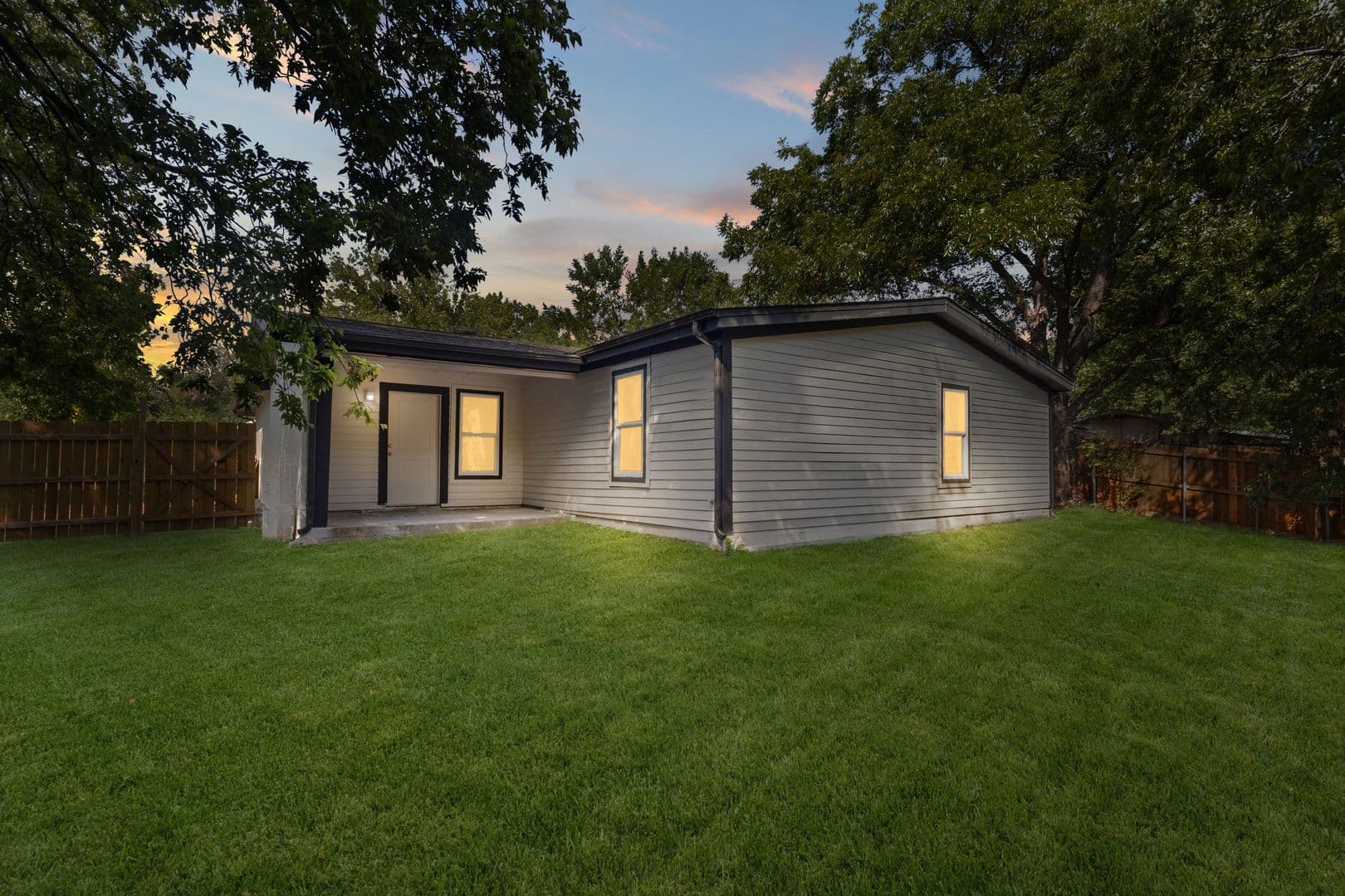 Arlington House: 2818 Holiday Dr