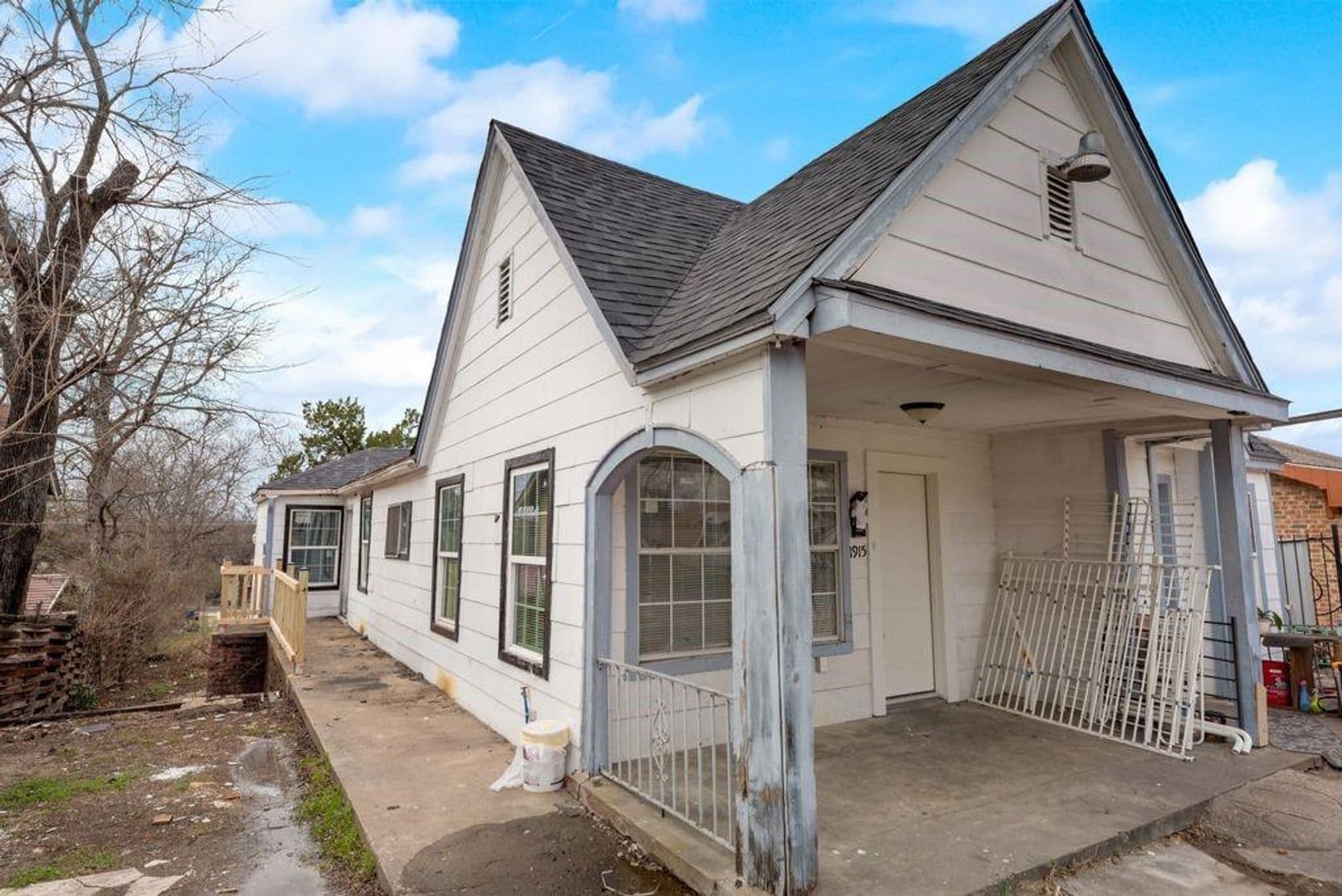 Dallas House: 1915 Alaska Avenue