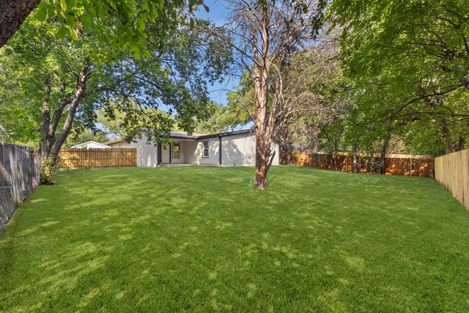 Arlington House: 2818 Holiday Dr