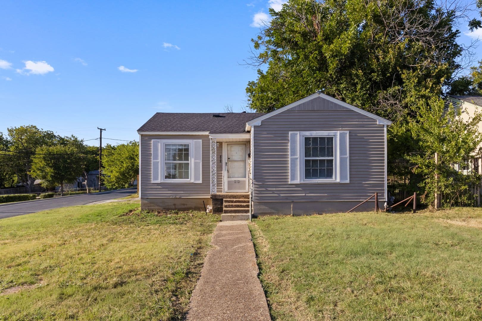 Grand Prairie House: 838 Dalworth St.