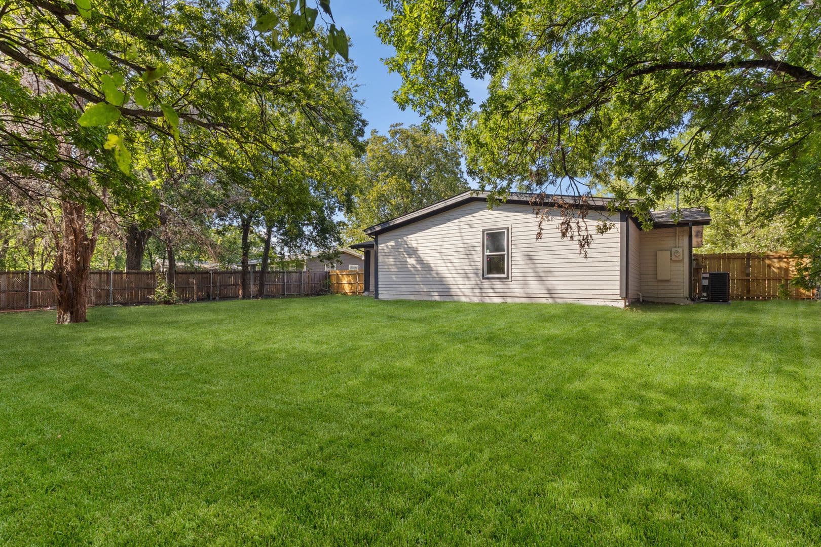 Arlington House: 2818 Holiday Dr