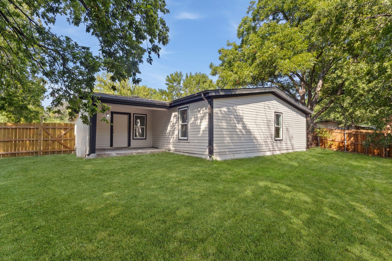 Arlington House: 2818 Holiday Dr