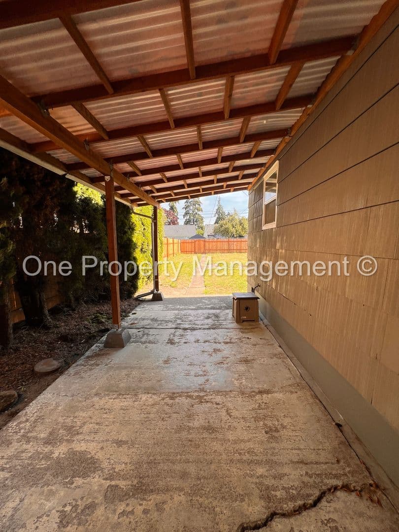 Longview House: 306 Douglas St