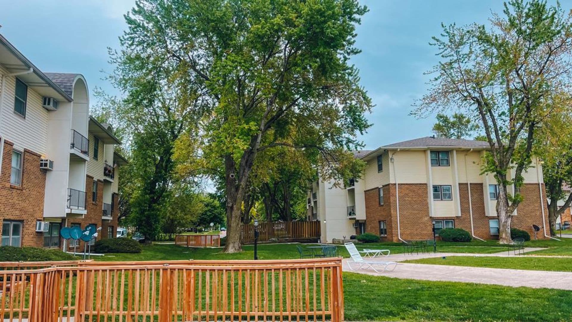 Ankeny Apartment: 1002-1004 SE Belmont Dr