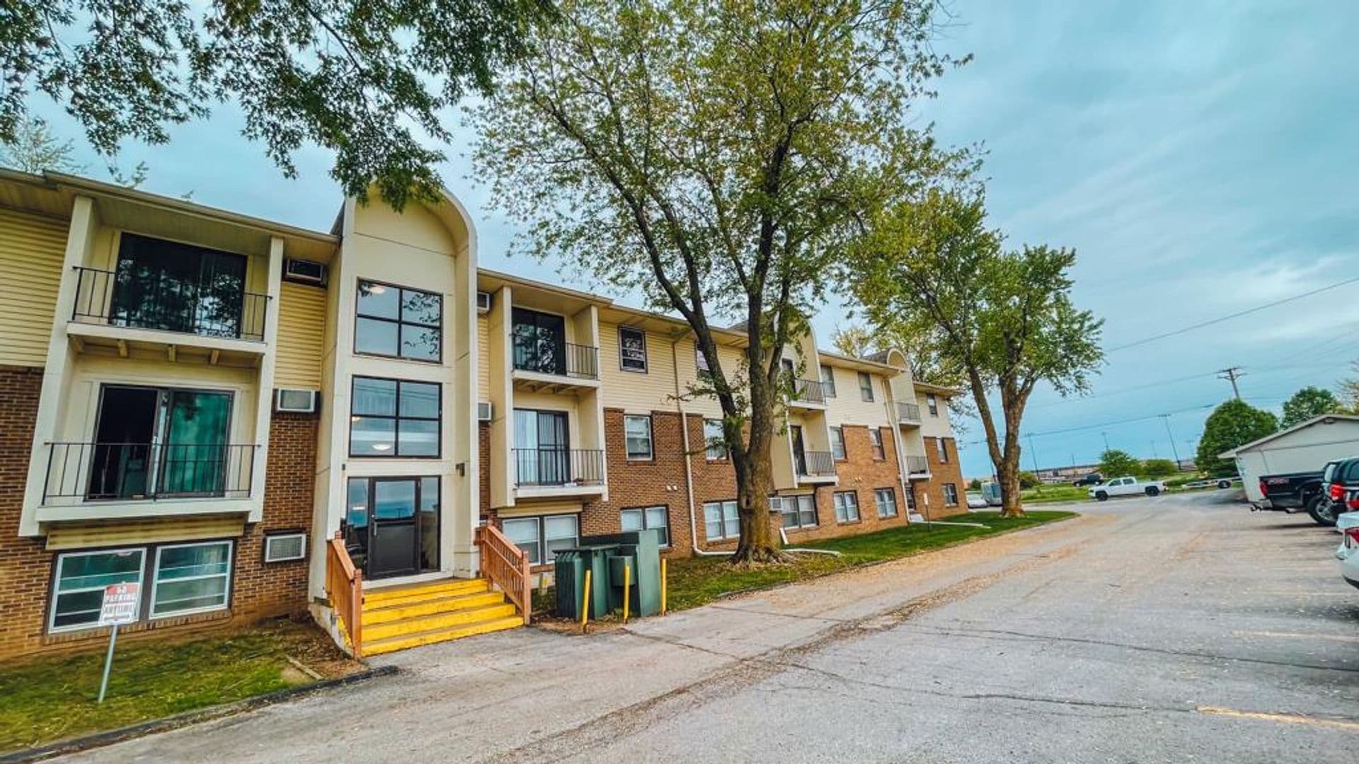 Ankeny Apartment: 1002-1004 SE Belmont Dr