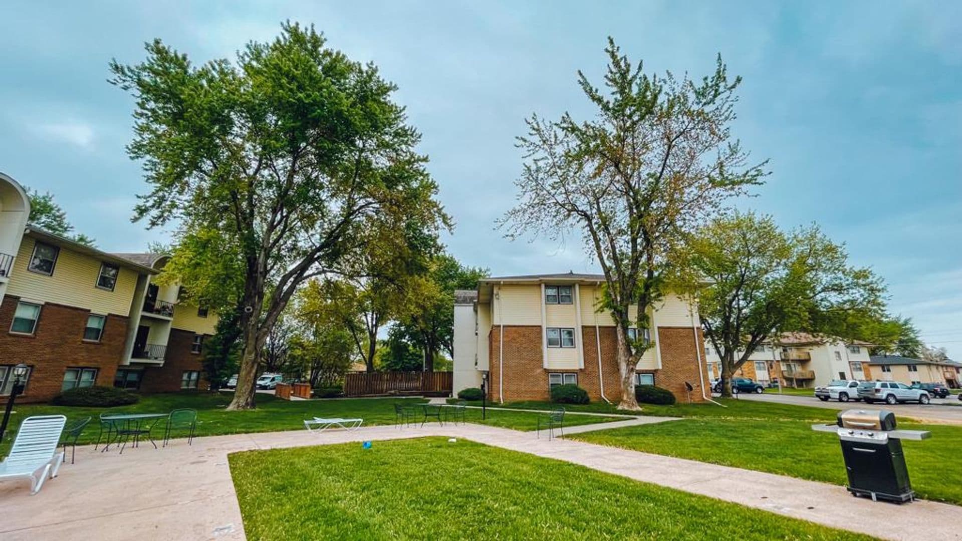 Ankeny Apartment: 1002-1004 SE Belmont Dr