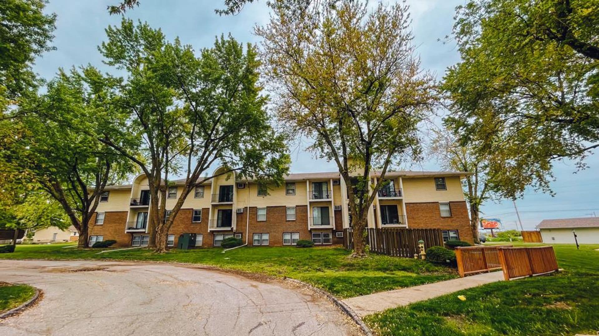 Ankeny Apartment: 1002-1004 SE Belmont Dr