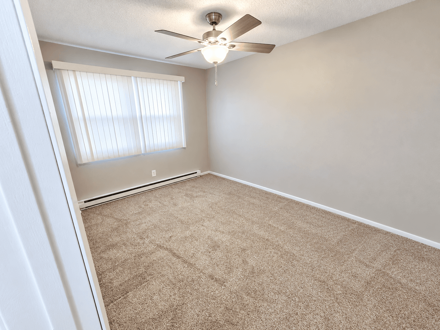 Ankeny Apartment: 1002-1004 SE Belmont Dr