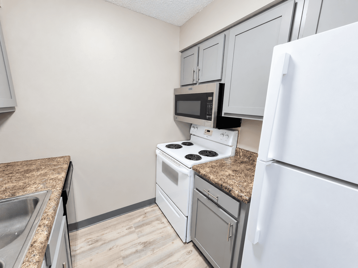 Ankeny Apartment: 1002-1004 SE Belmont Dr