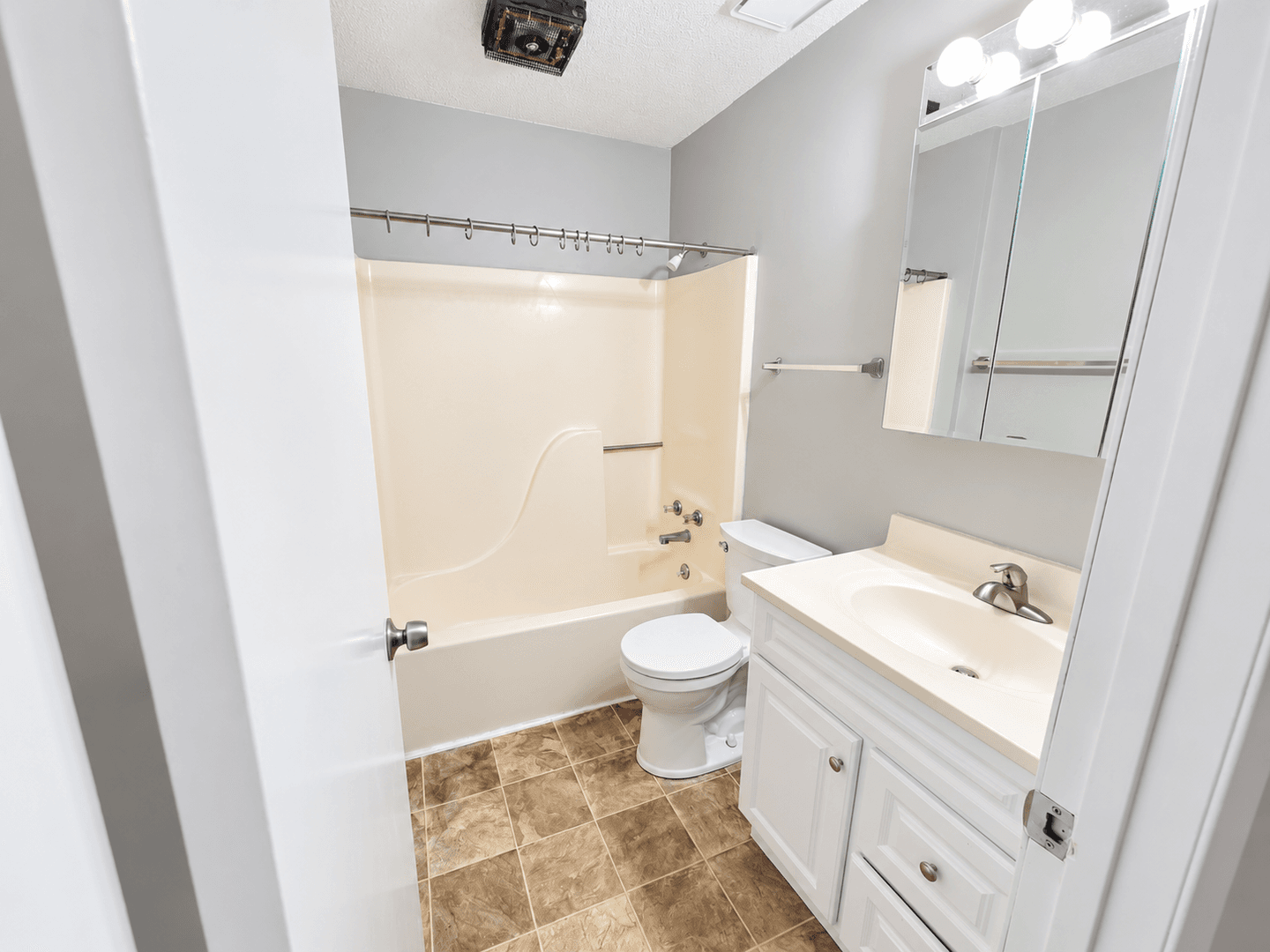 Ankeny Apartment: 1002-1004 SE Belmont Dr