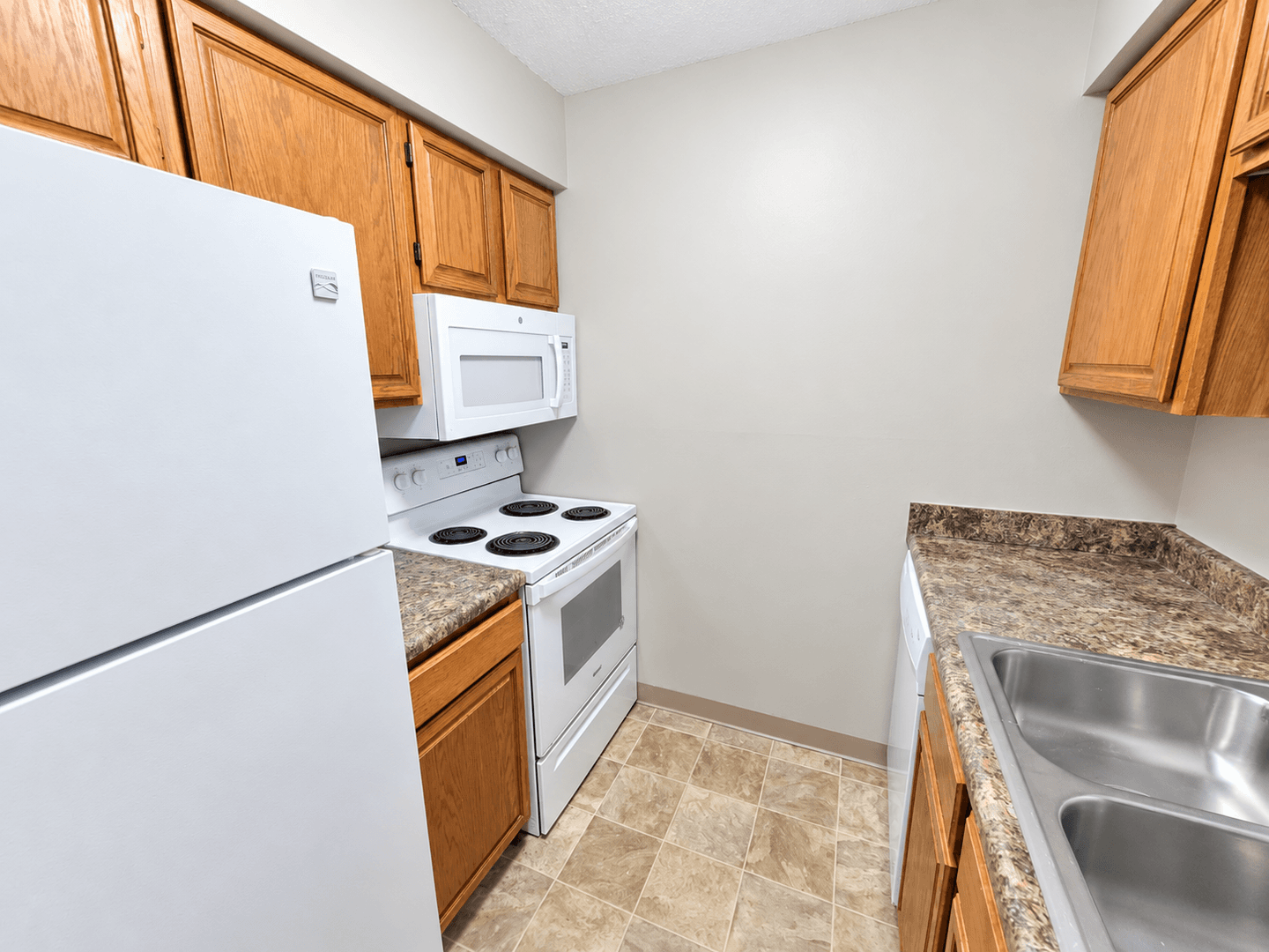 Ankeny Apartment: 1002-1004 SE Belmont Dr