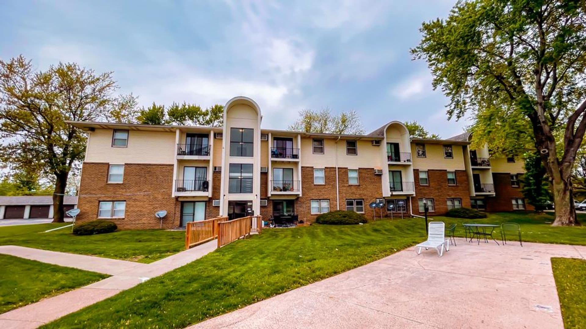 Ankeny Apartment: 1002-1004 SE Belmont Dr