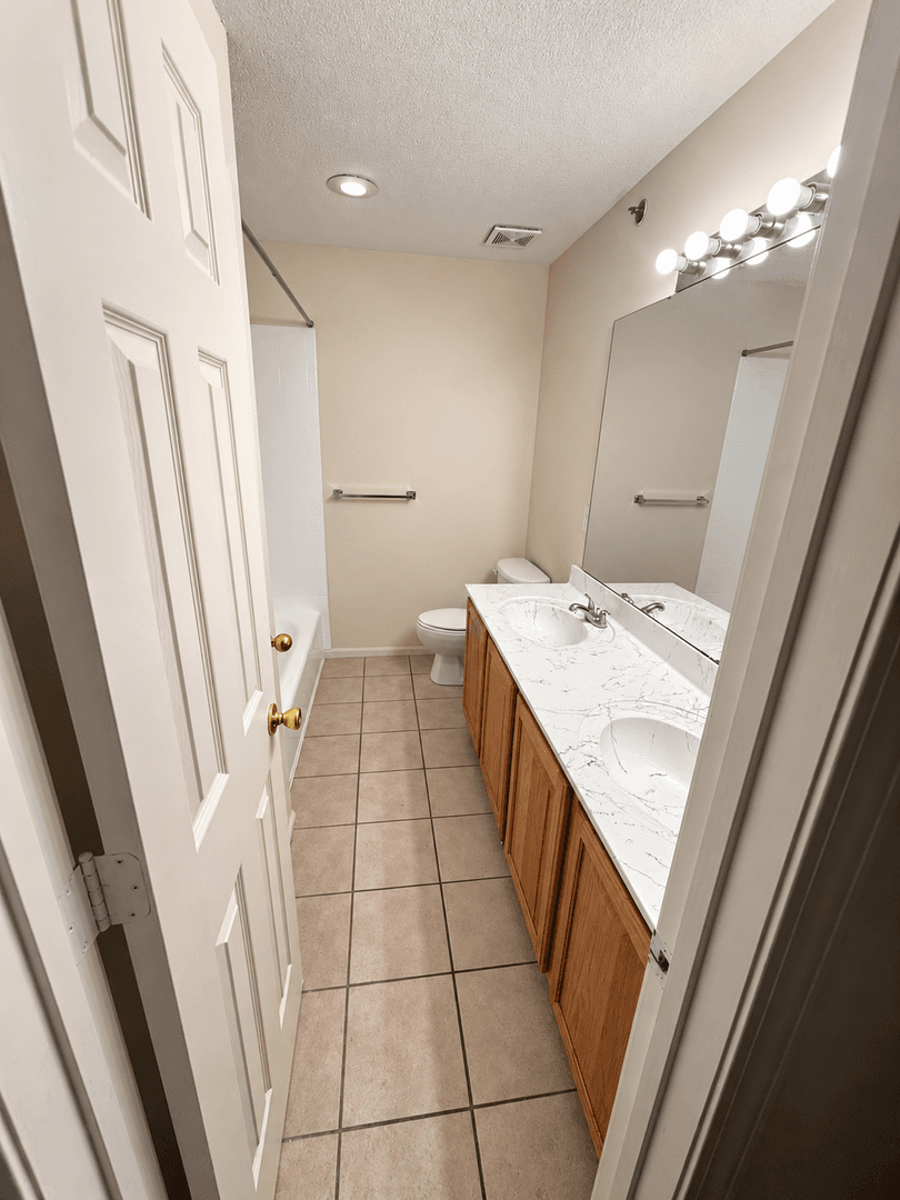 Shawnee Apartment: 10900 Oasis Court