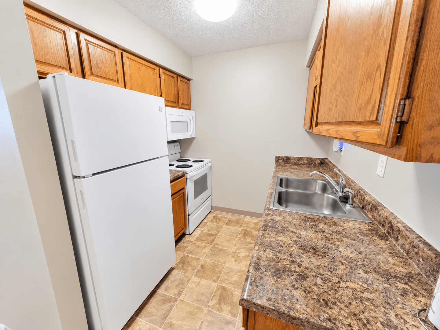 Ankeny Apartment: 1002-1004 SE Belmont Dr
