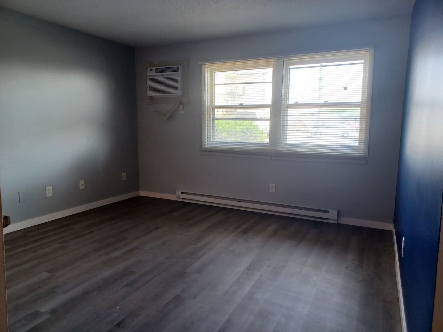 Ankeny Apartment: 1002-1004 SE Belmont Dr