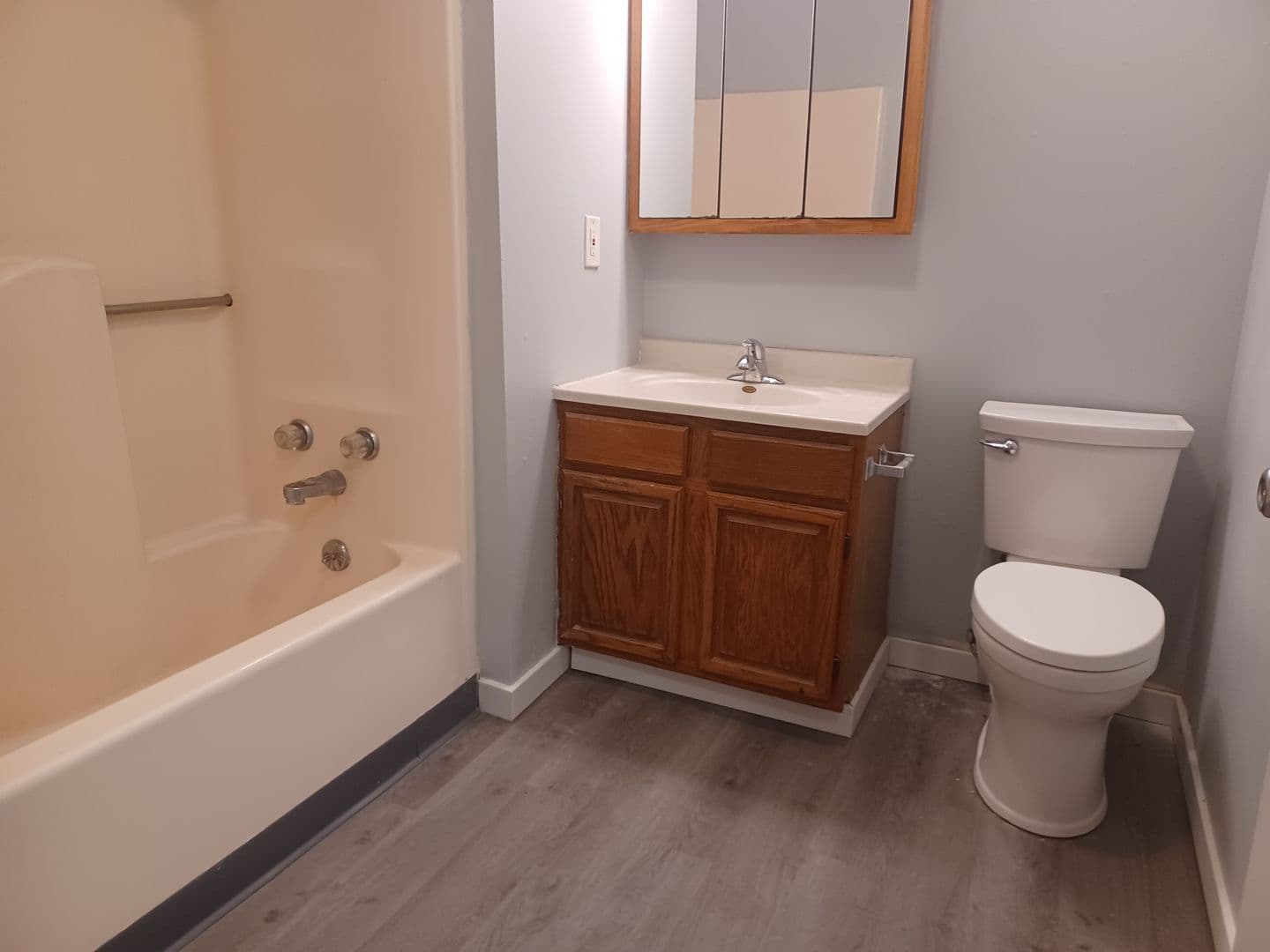 Ankeny Apartment: 1002-1004 SE Belmont Dr