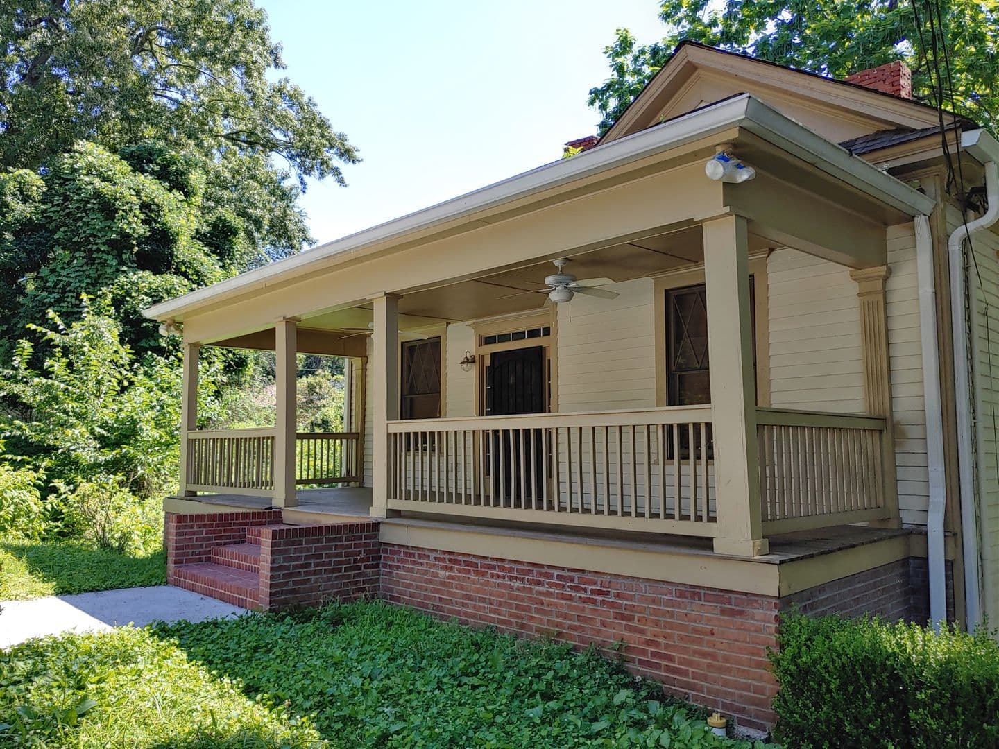 Atlanta House: 728 Queen St