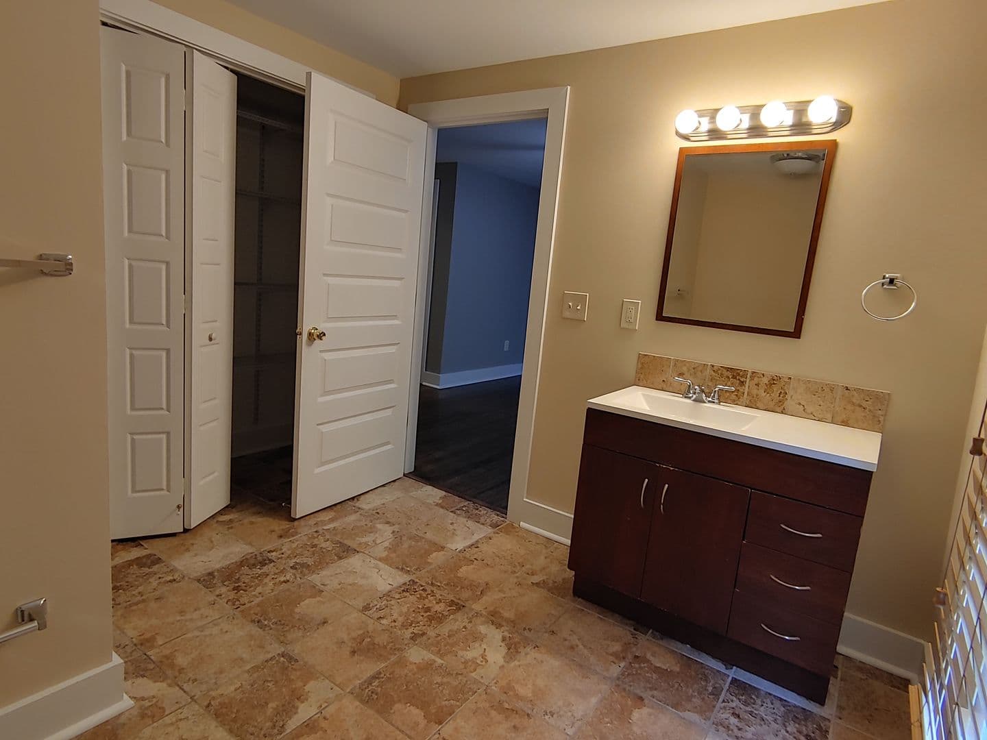 Atlanta House: 728 Queen St
