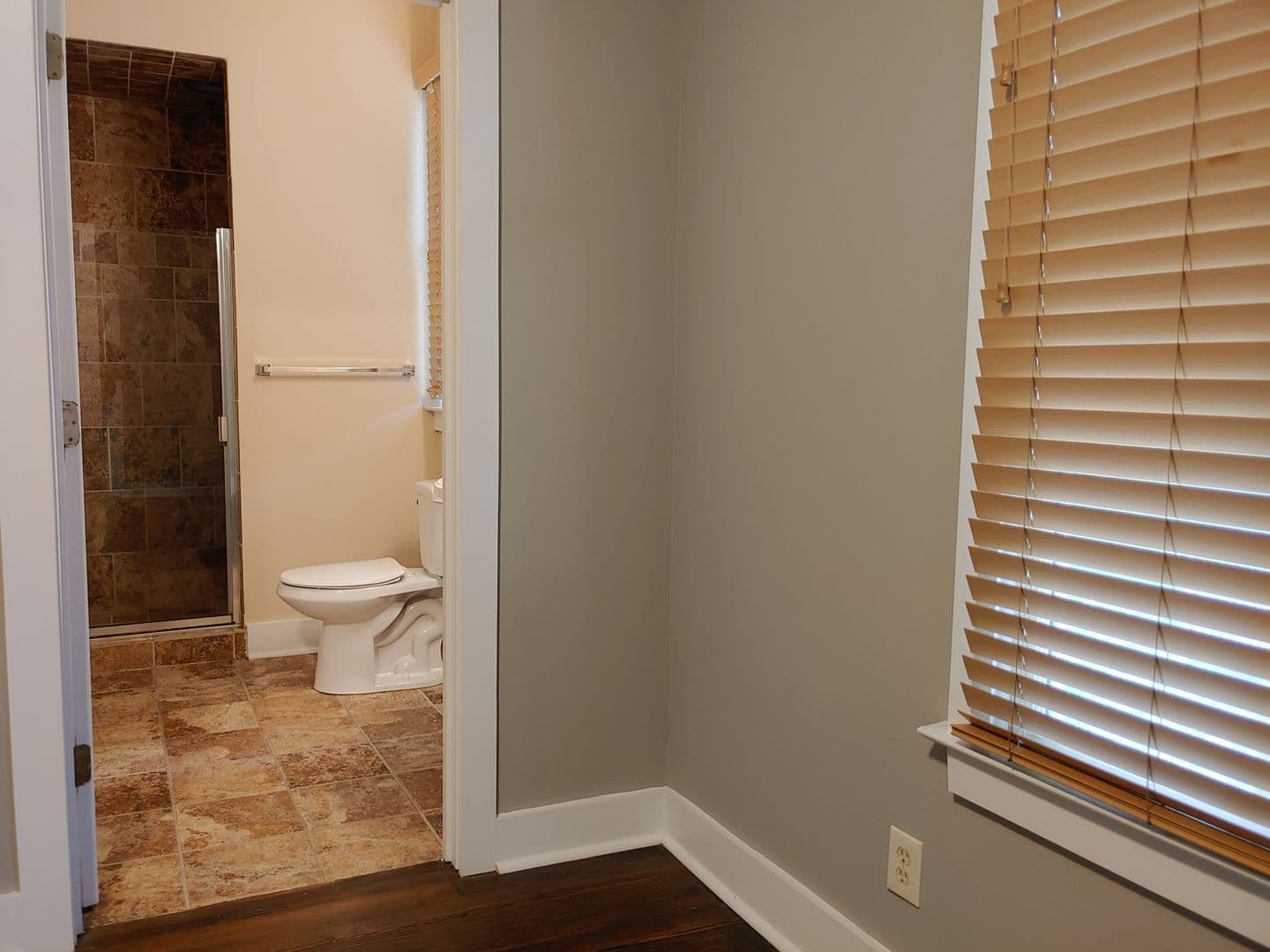 Atlanta House: 728 Queen St